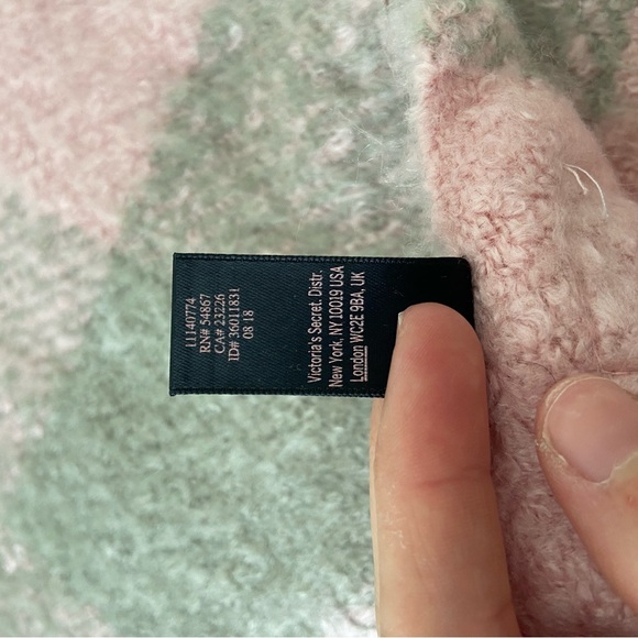 EUC | Victoria’s Secret women’s chunky knit plush plaid scarf - Picture 5 of 5